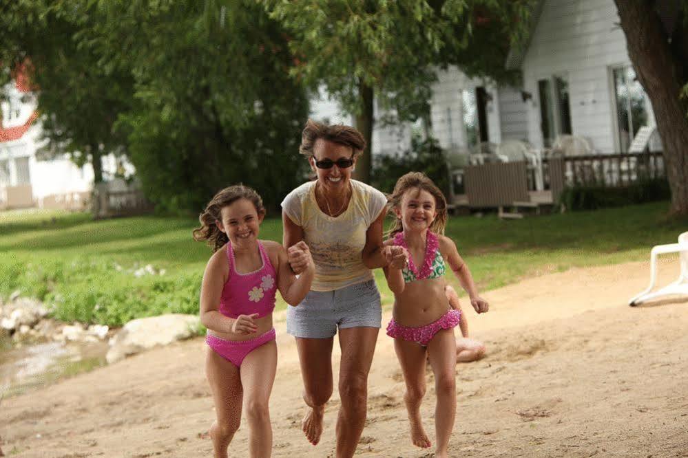 Fern Resort Orillia Esterno foto